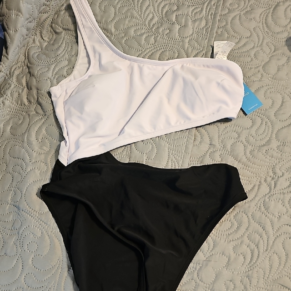 CUPSHE Women's Black/White 1 Piece 1 Shoulder Cutout Swimsuit